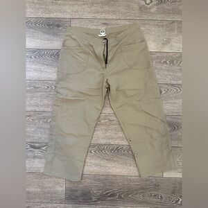 Tilley  goes with anywhere Pant Beige Button Cargo detail Sz 14